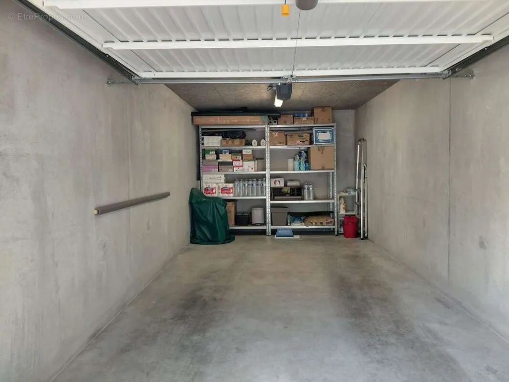 Garage - Appartement T2 avec Terrasse et Garage à Challans