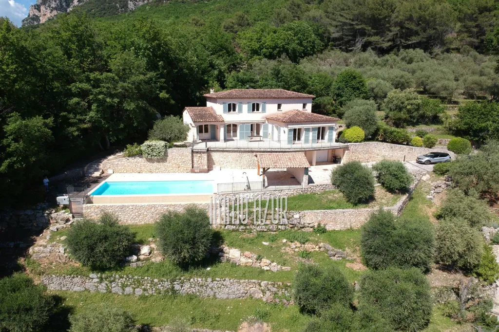 Vue aérienne - Villa Récemment Construite avec Piscine à Proximité des Collines