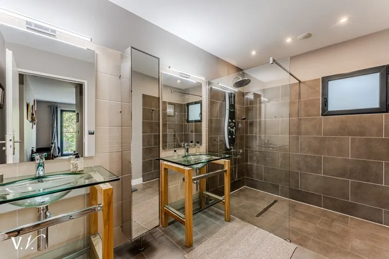 Salles de bain - Villa avec Terrasse Sud et Vue Forêt près de la Plage