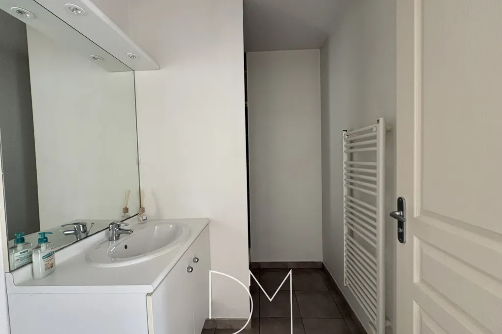 Vannitoad - 2-Bed Apartment with Balcony in Valence
