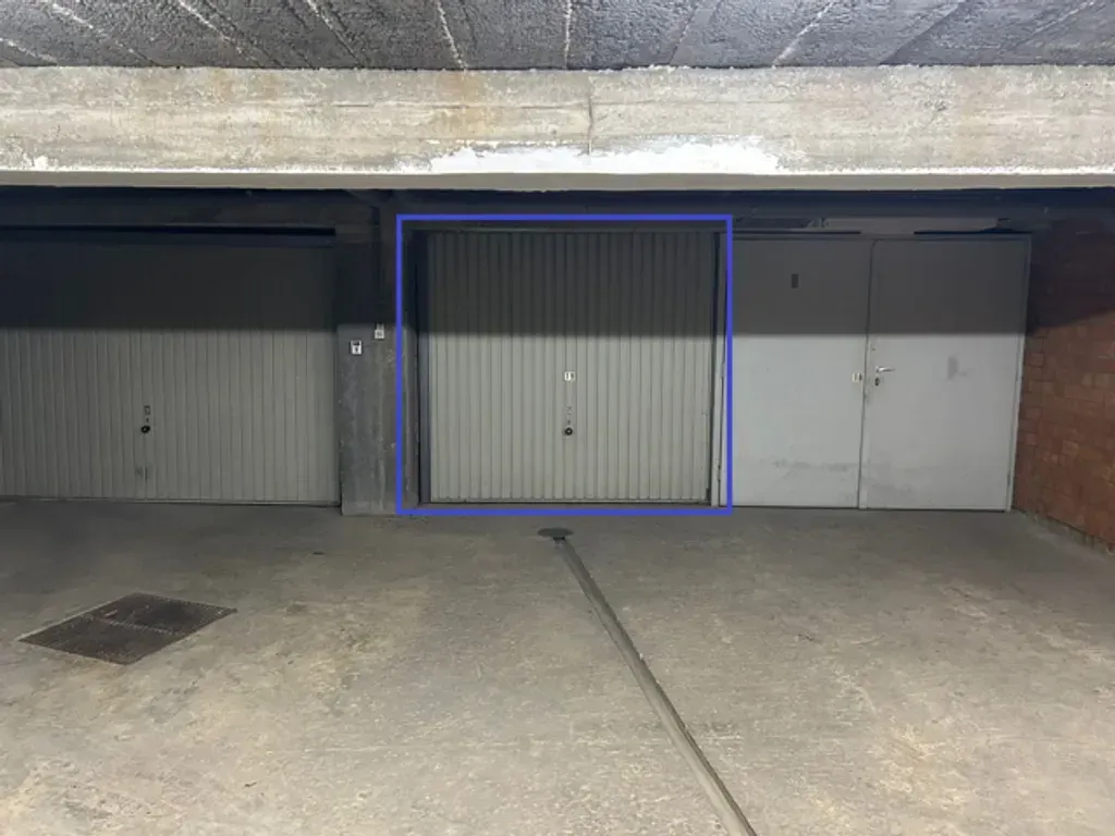 Garaaž - Warehouse with Private Access in Antwerp
