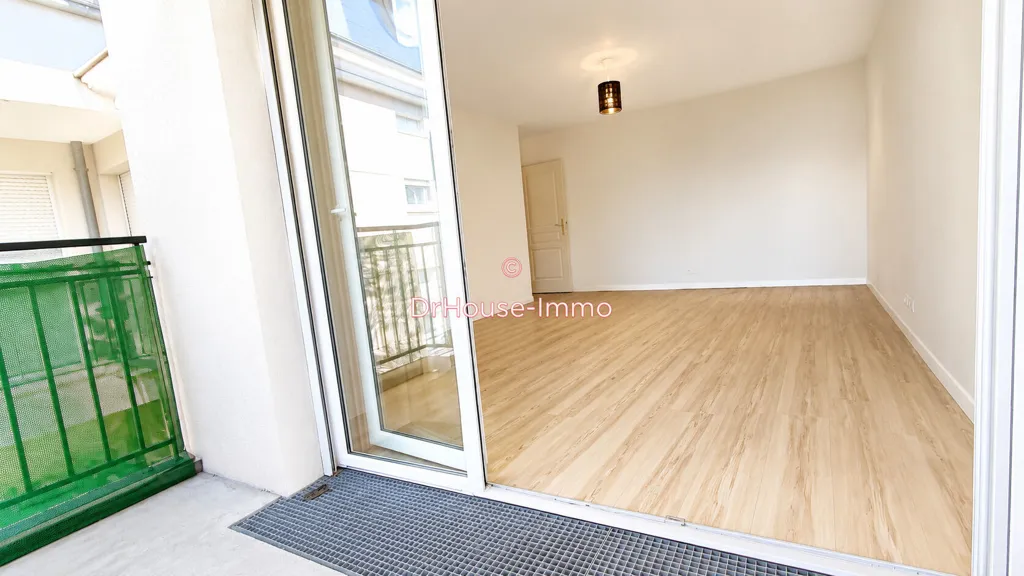 Balcone - 3-Bed Flat with Balcony in Secure Residence