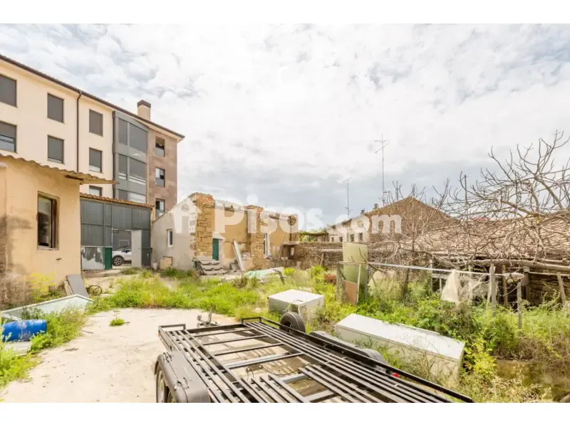 Garden - Mixed-Use Property with Dual Access in Tafalla