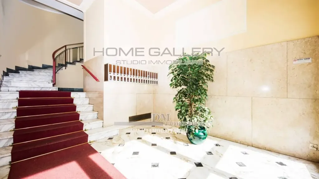 Entrée - Trilocale with Balcony in Albaro, Genoa