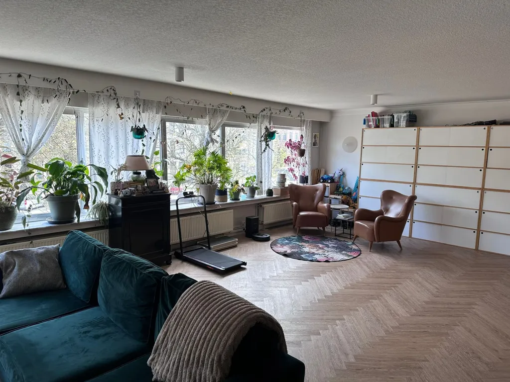 Elutuba - Renovated 3-Bedroom Apartment with South Terraces in Urban Area