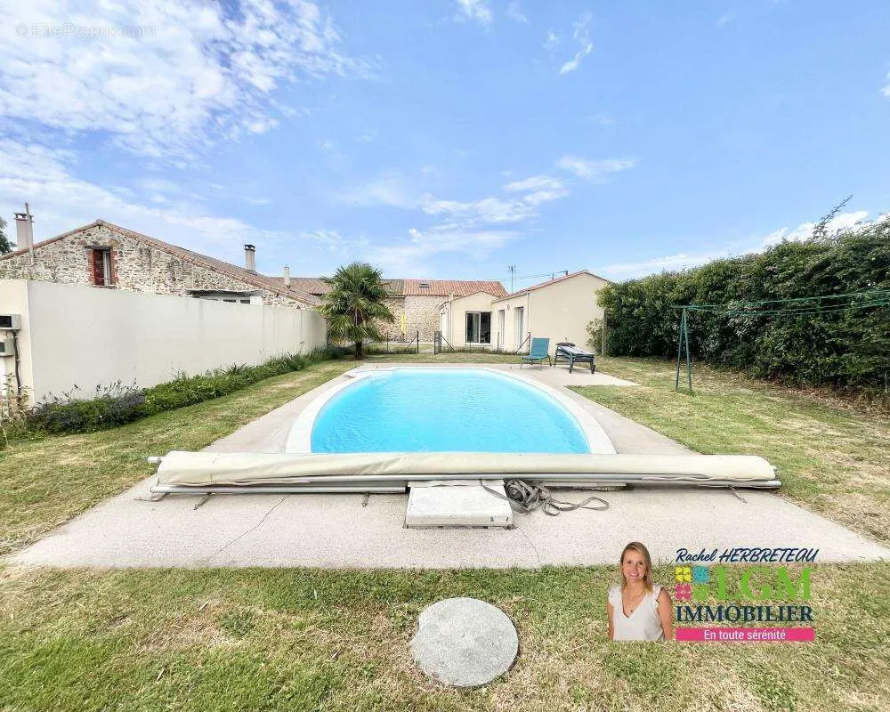 Maison de Charme avec Piscine à Aubigny-Les Clouzeaux