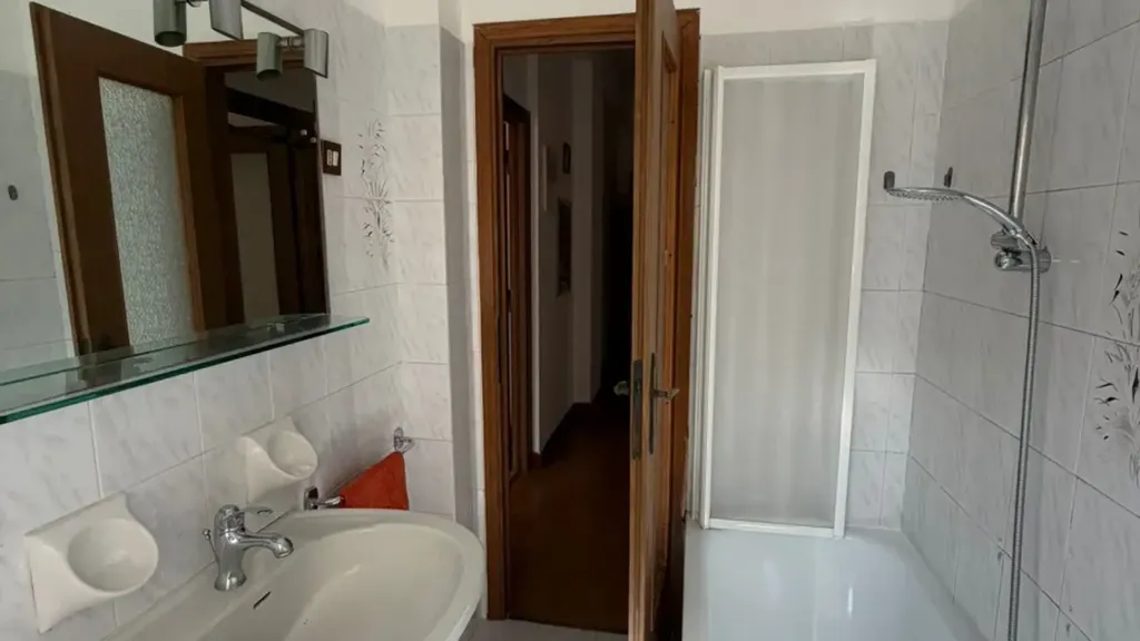 Bathrooms - Three-Bedroom Apartment with Balcony in Parma