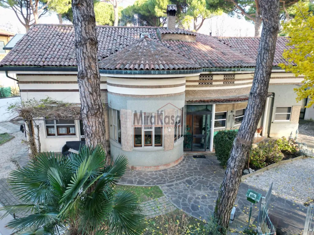 Õhuvaade - Modernist Villa with Curved Design in Cervia