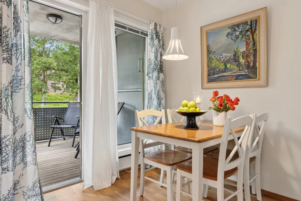 Söögituba - 3-Bedroom Apartment with Balcony in Hagan