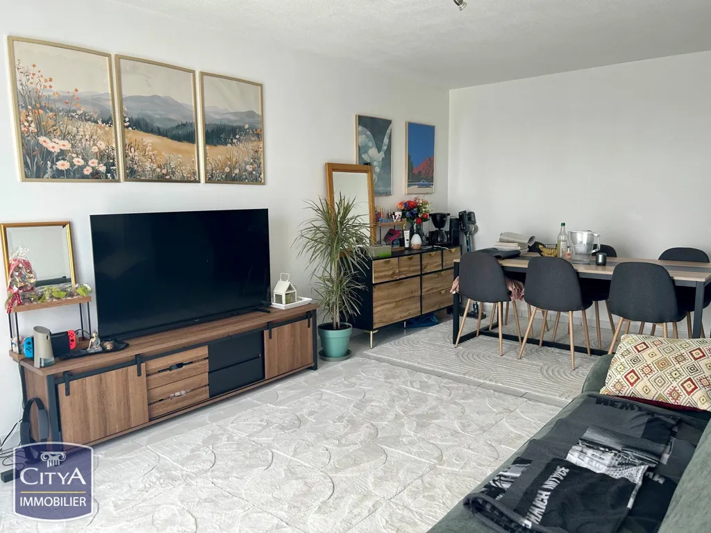 Séjour - Appartement 2 Pièces avec Parking à L'Aigle