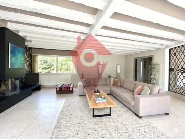 Living Room - Penthouse with Pool in Crespières