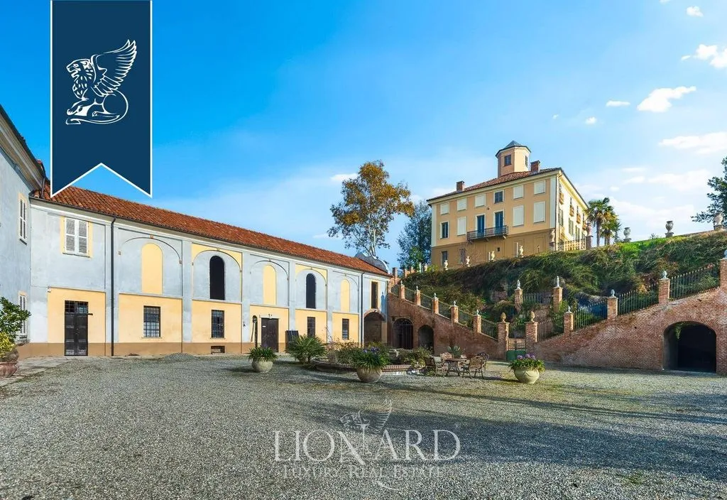 Jardin - 17th-Century Castle with Pool in Monferrato