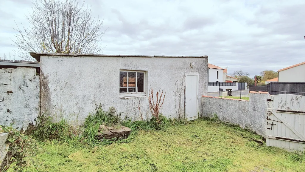 Jardin - Terrain Constructible avec Dépendances à Saint Hilaire de Chaléons