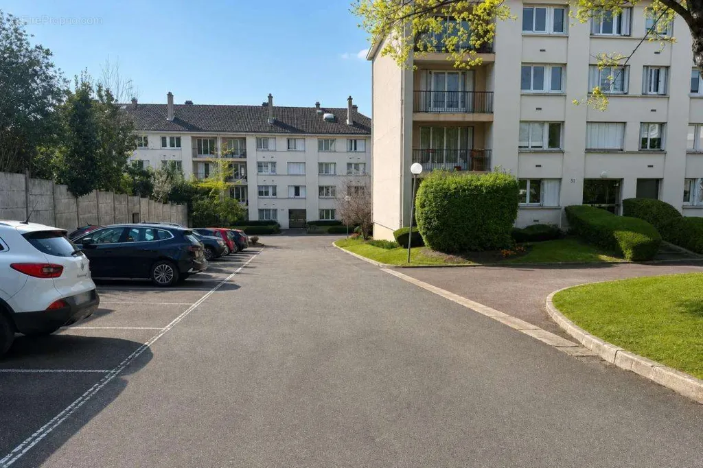 Välivaade - Bright 4-Bed Flat with Parking in Montmorency