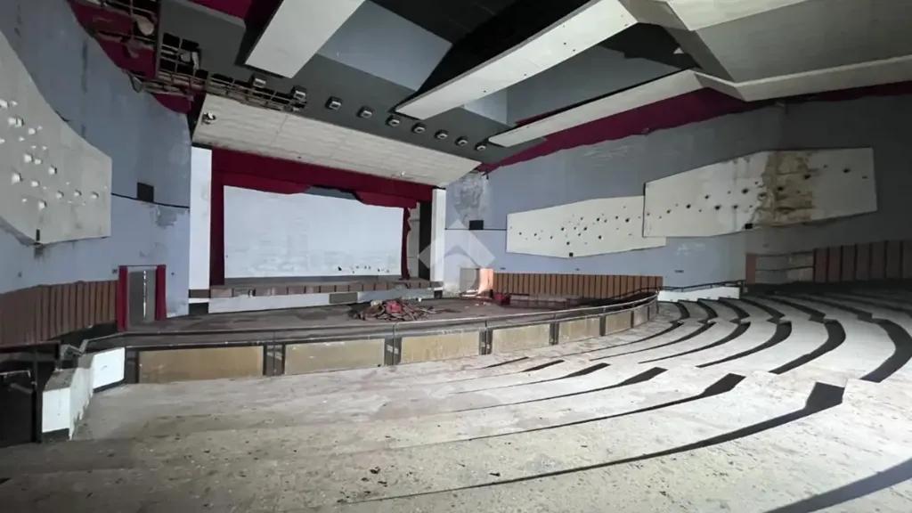 Pièces - Former Cinema with Dual Access in Mesagne