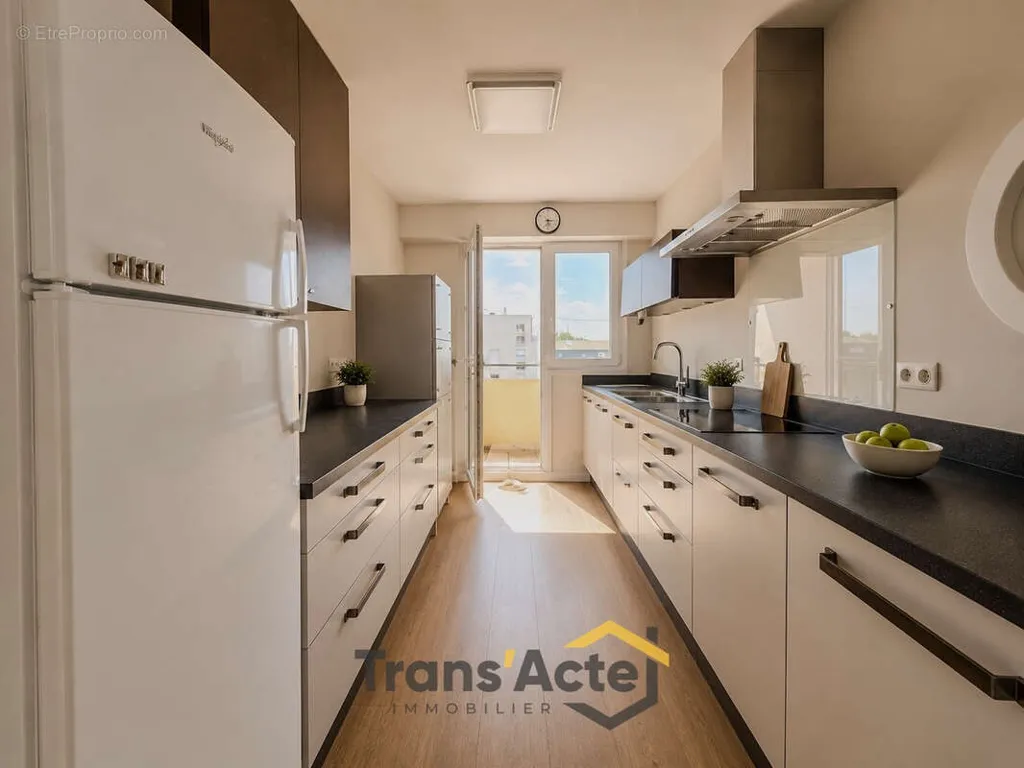 Köök - Bright 3-Bed Flat with Balconies in Loos