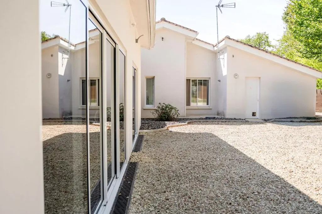 Aed - Architect-Designed Villa with Pool in Fléac