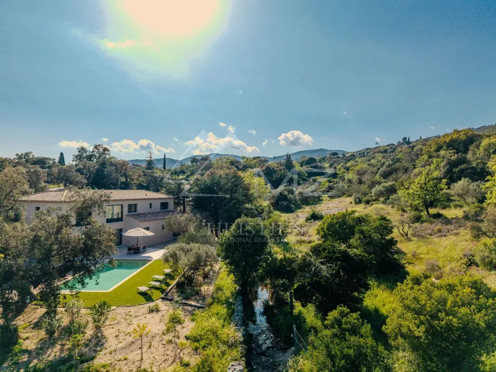 Vue aérienne - Villa Nouvelle avec Piscine dans le Massif des Maures