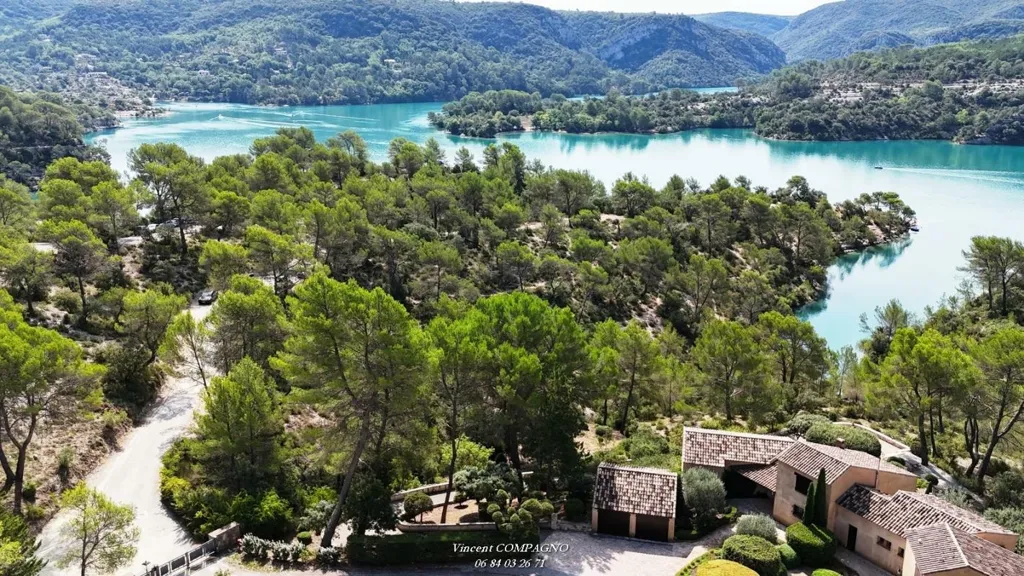 Vue aérienne - Villa pied dans l'eau avec port privé près du lac d'Esparron