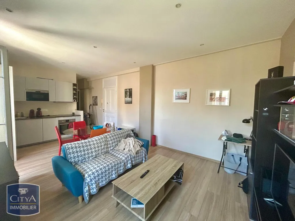 Living Room - 2-Bedroom Apartment with Balcony in Nice