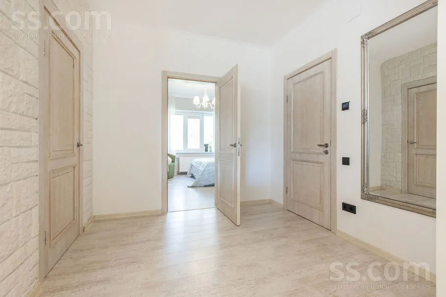 Esik - 3-Bedroom Apartment with Balcony in Spilve