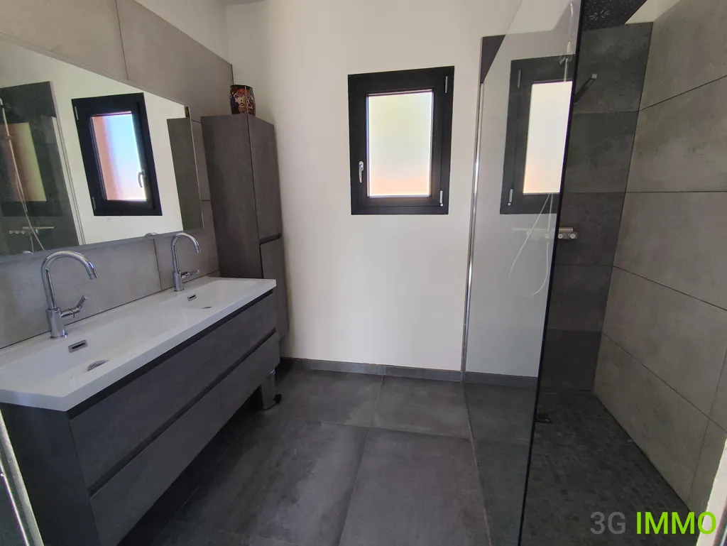 Salles de bain - Villa Contemporaine avec Piscine à Pomérols
