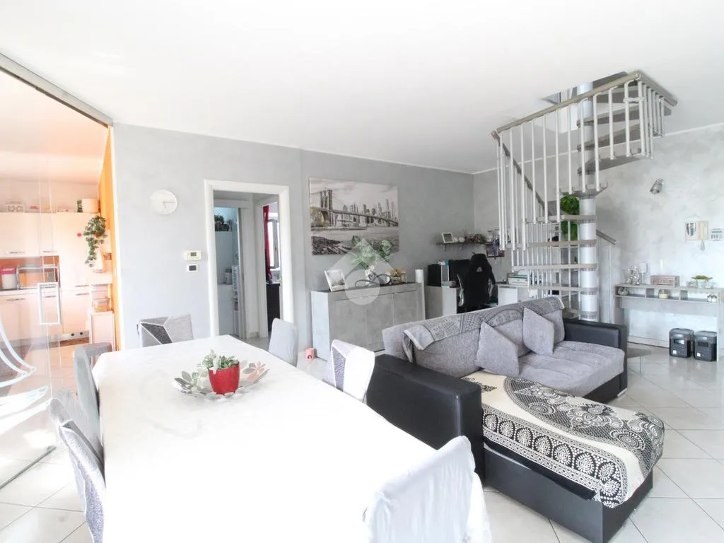 Elutuba - Penthouse Apartment with Balcony in Pianezza