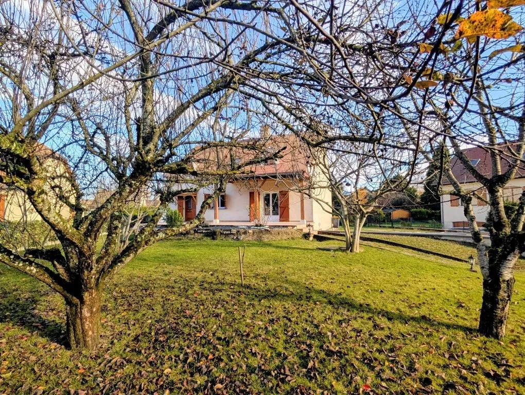 Jardin - Maison Individuelle au Calme à Gilly-lès-Cîteaux