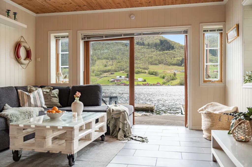 Elutuba - Naust with Sea View in Ølen
