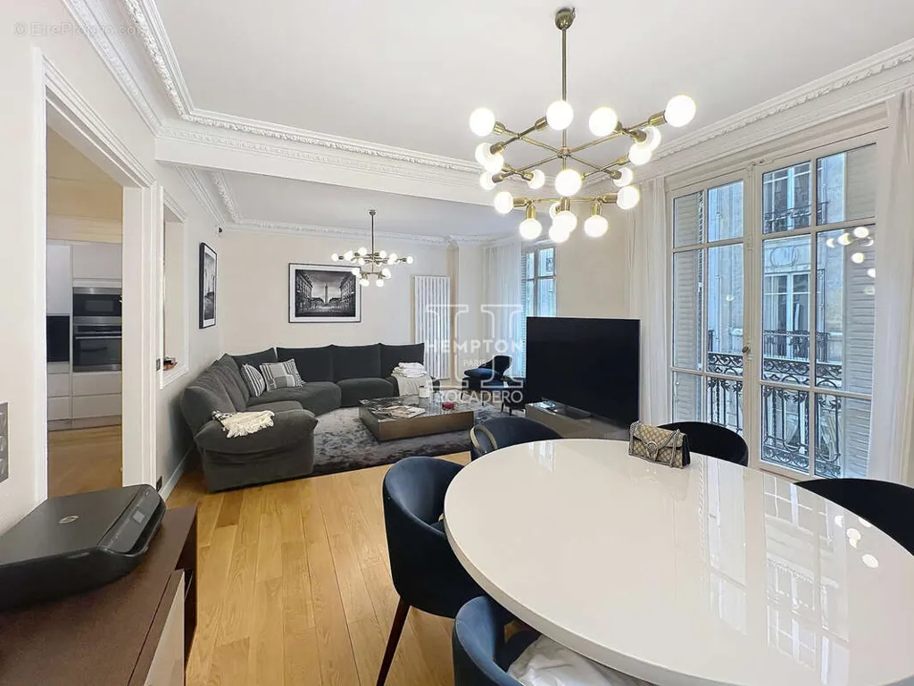 Living Room - 4-Piece Apartment with Balcony in Passy