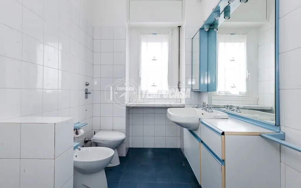 Salles de bain - Trilocale with Balcony in Milan's Isola