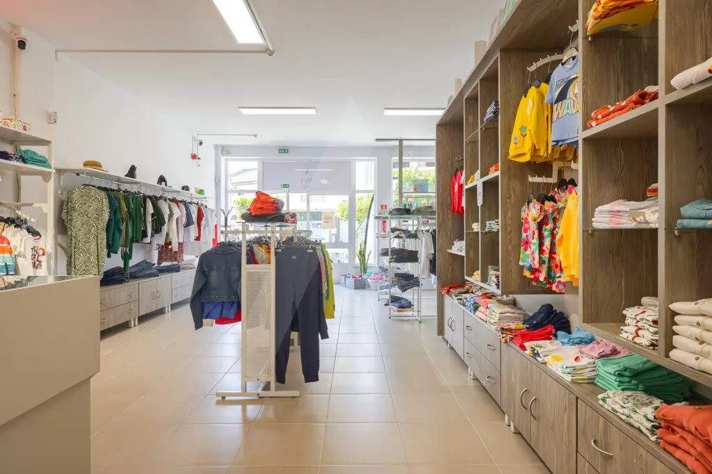Pièces - Operational Clothing Store in Palhaça Centre