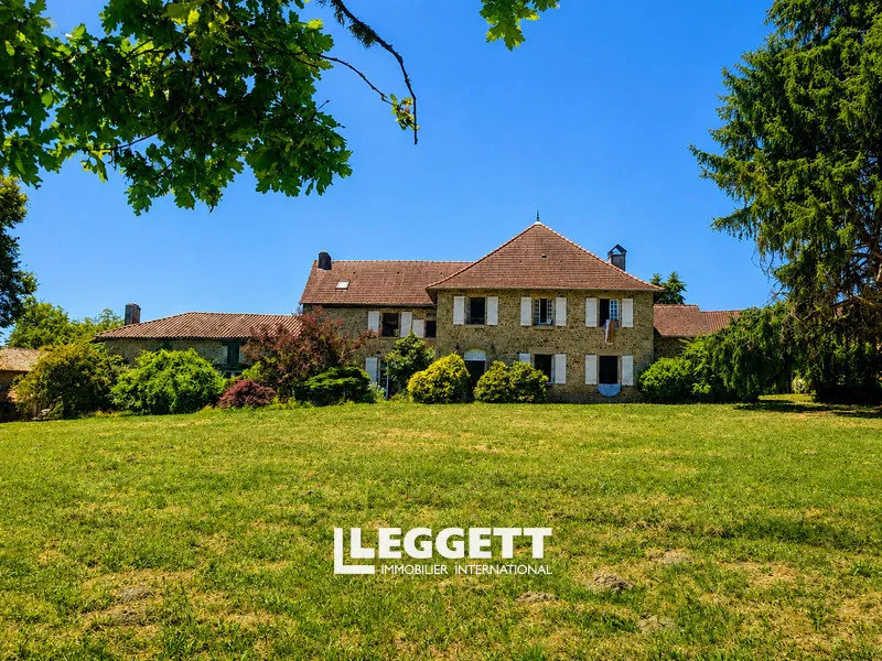 Extérieur - Château historique avec étang à Marval