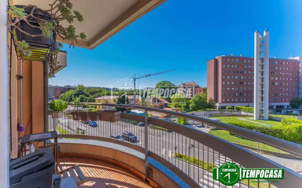 Rõdu - Modernised Three-Room Flat with Balcony in Milan