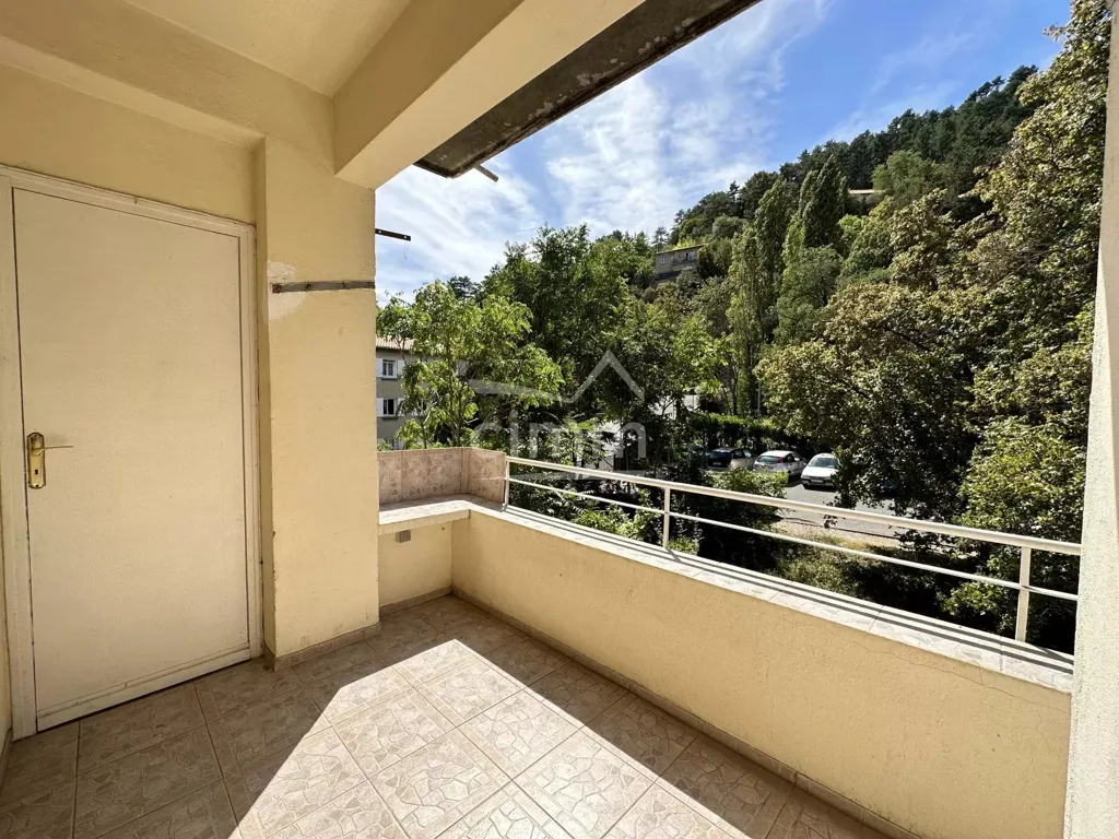 Balcony - Spacious Apartment with Balcony in Town Centre