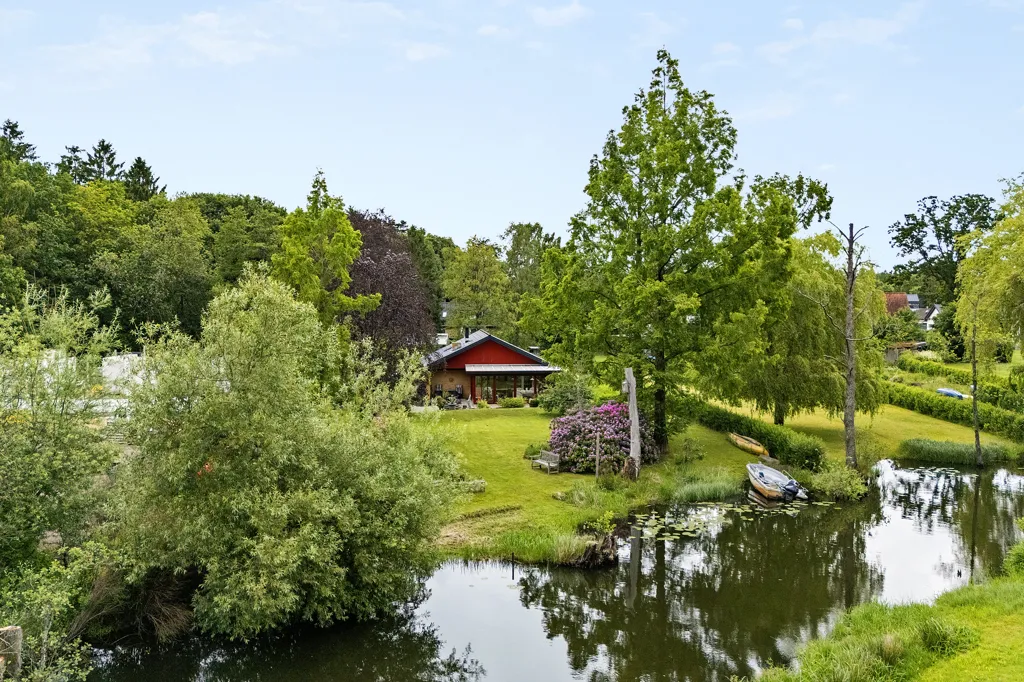 Aed - Villa with River Access in Lysbro
