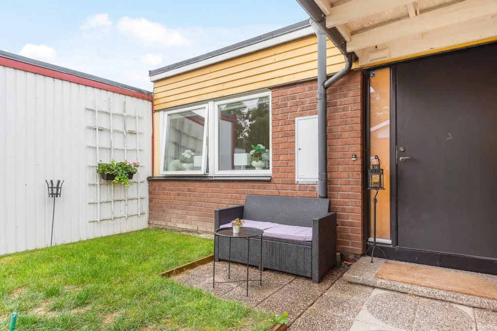 Aed - Renovated Two-Bedroom Flat with Garden in Järfälla