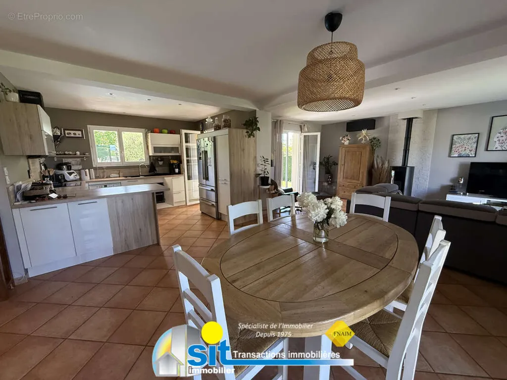 Salle à manger - Villa avec Piscine et Jardin à Reventin-Vaugris