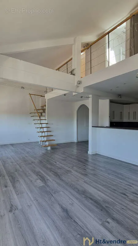 Soggiorno - Duplex Apartment with South-Facing Loggia in Hyères