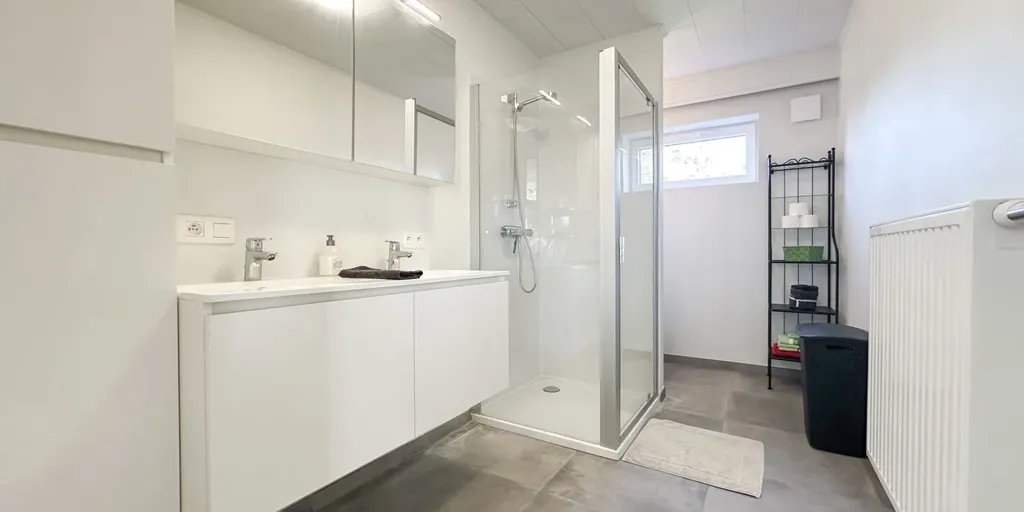 Salles de bain - Appartement Charmant avec Garage à Heusden
