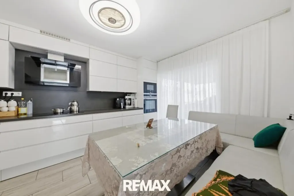 Cuisine - Multi-Unit House with Expansion Potential in Haschendorf