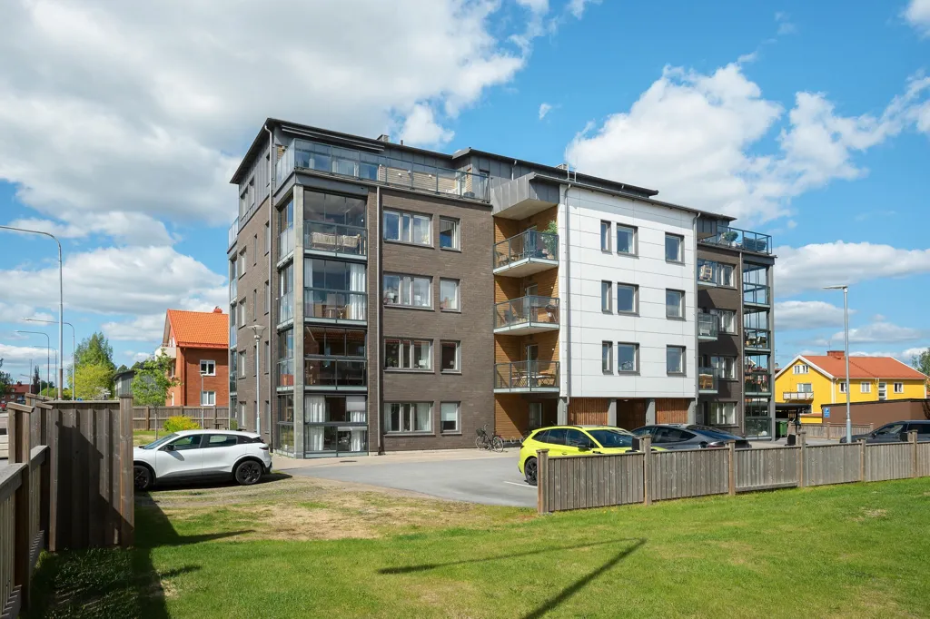Exterior - Bostadsrätt with South-West Balcony in Teg