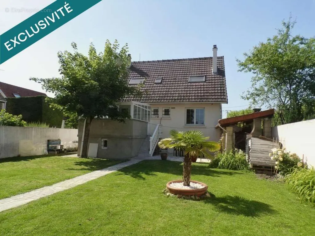 Aed - Spacious House with Pool in Draveil