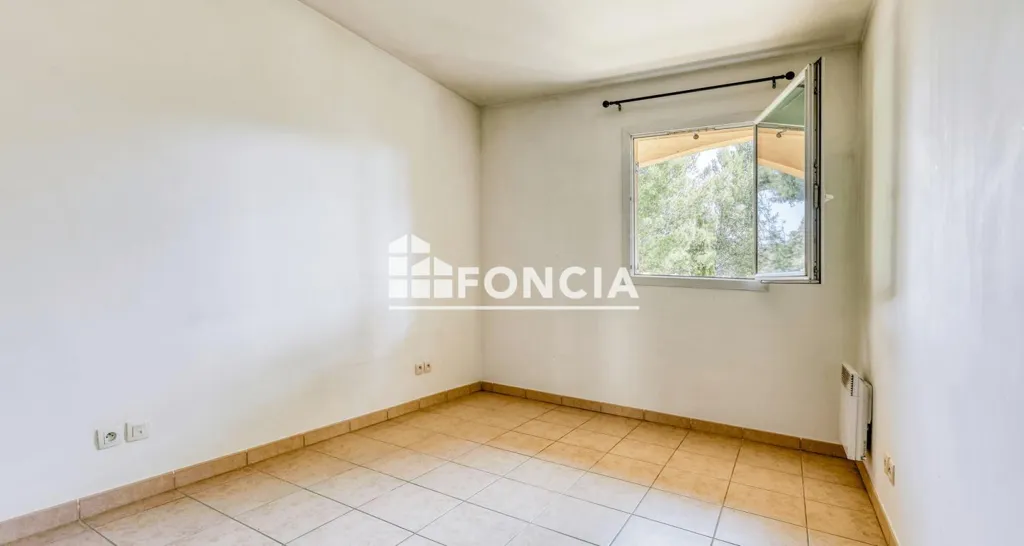 Toad - 2-Bedroom Flat with Terrace in Calm Setting