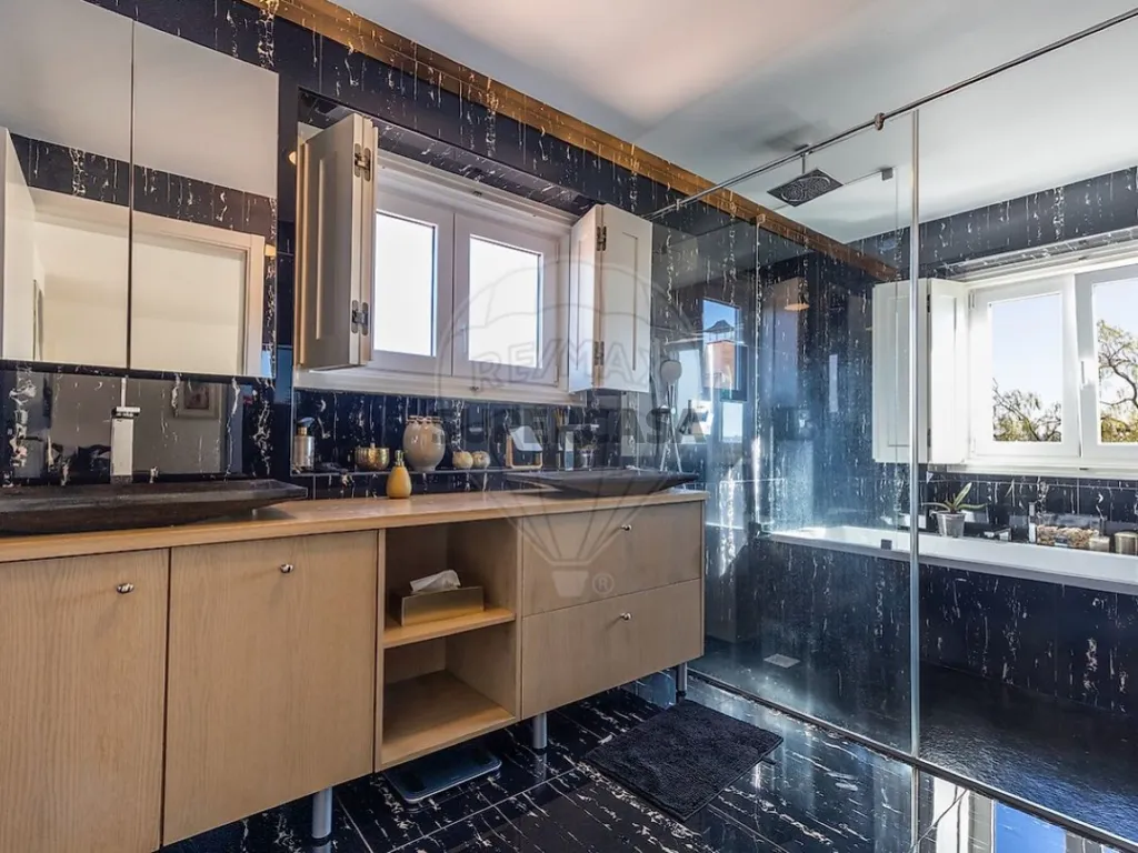 Vannitoad - Luxury Villa with 1950s Charm in Lisbon