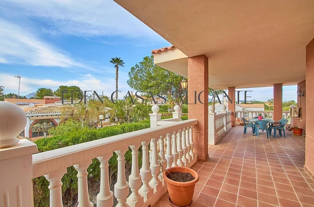 Terrass - Classic Chalet with Pool in Mutxamel