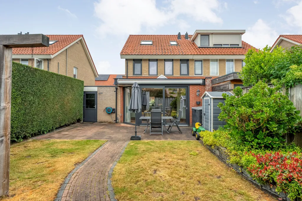 Aed - Modern Split-Level House with Cinewall in Almelo