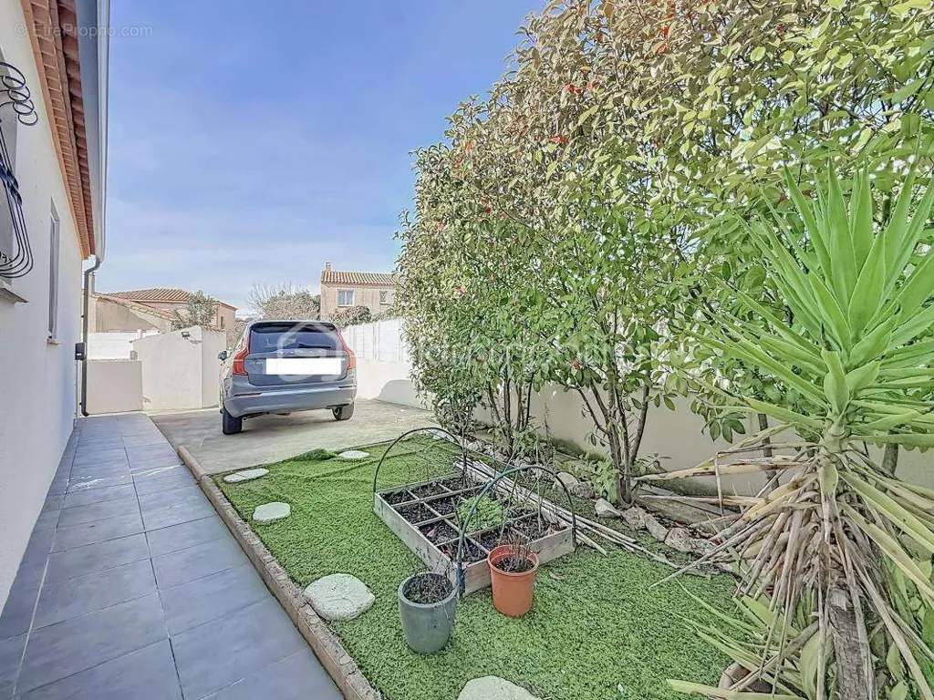 Garden - Villa with Pool and Garage in Cournonsec