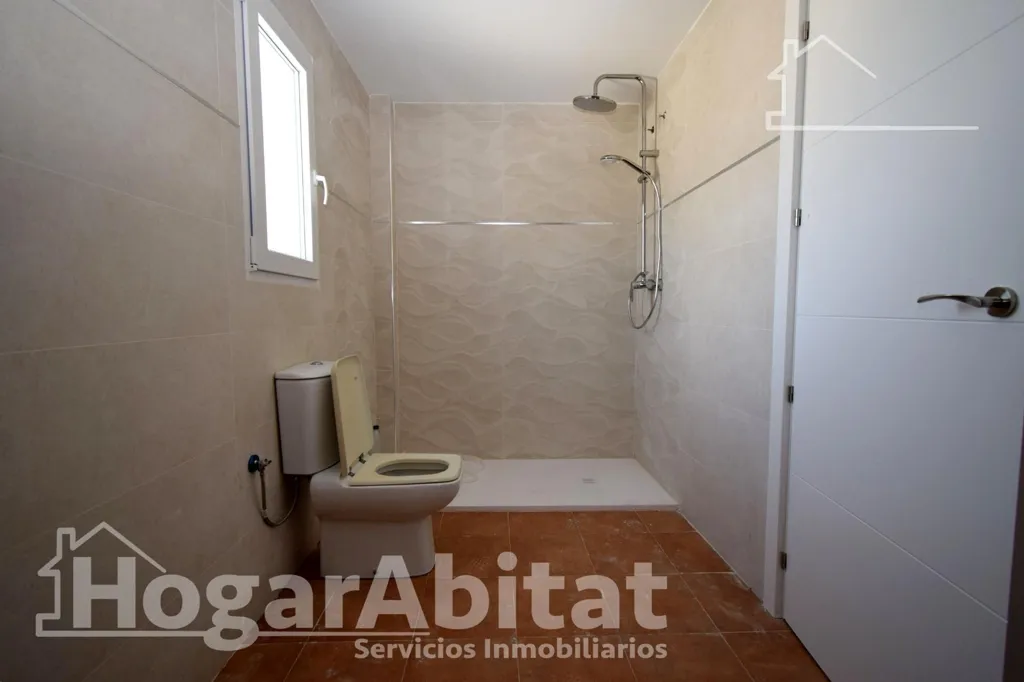 Salles de bain - New Two-Storey House with Terrace in Chiva