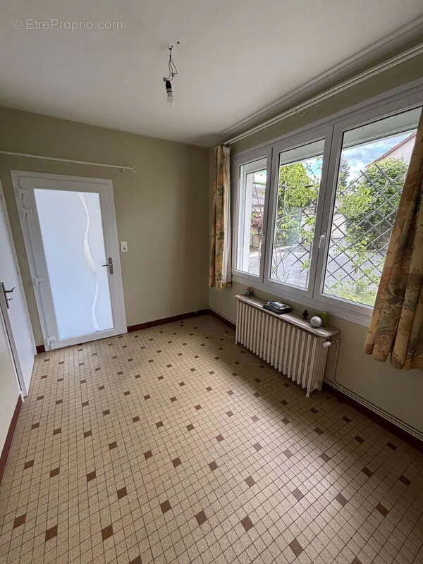 Toad - Mixed-Use Property in Gueugnon